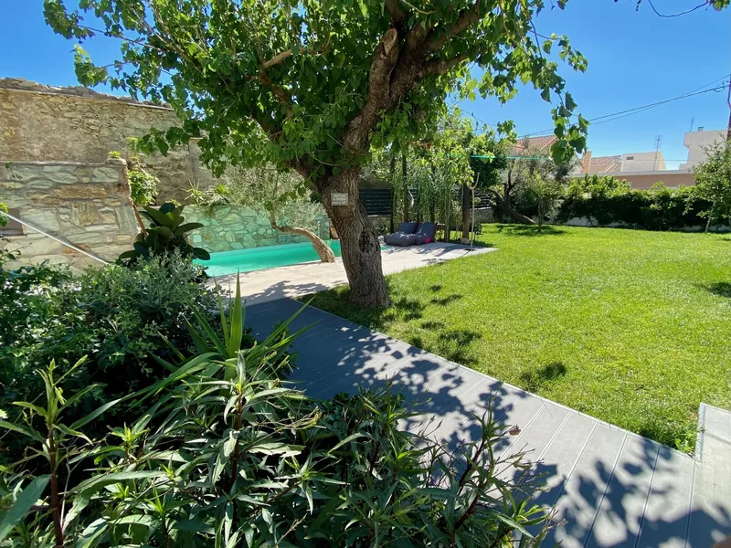 Svolis Townhouse, Area esterna